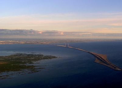 Juutinrauman silta yhdist�� Tanskan K��penhaminan ja Ruotsin Malm�n