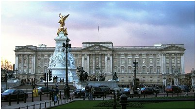 Englanti matka kuva Lontoon Buckinghamin palatsi The Mall -kadulta, etualalla Victorian monumentti