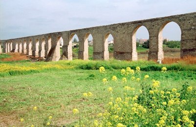 Vanha roomalaistyylinen akvedukti Larnakassa
